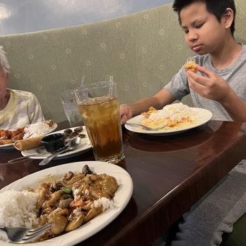 Dynasty - Chicken and mushrooms - Chinese Near Me - Cave Creek, Arizona