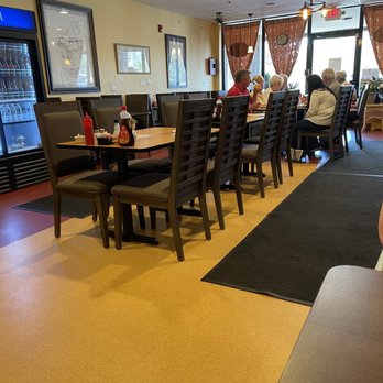 Ili’s Cafe - people sitting at tables in a restaurant - Cafes Near Me - Danvers, Massachusetts