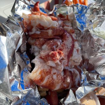 Red's Eats - So much lobster you can't even see the bun... yum - Seafood Near Me - Wiscasset, Maine Red's Eats - So much lobster you can't even see the bun... yum - Seafood Near Me - Wiscasset, Maine