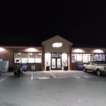Speedway - a parking lot at night with cars parked in the lot - Gas Stations Near Me - Manchester, Tennessee