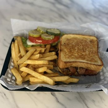 Bears Den - Bars Near Me - Ottawa, Illinois