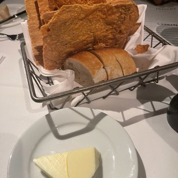 Canoe - Complimentary bread and crackers - New American Near Me - Atlanta, Georgia
