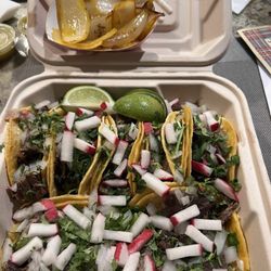La Poblanita Taco Truck - Tres de lengua y tres de cabeza