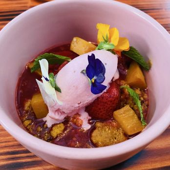 Esquina Comun - Strawberry and peach sorbet with pollen crumble - Mexican Near Me - México, D.F., DIF