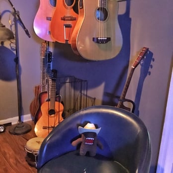 Kimbro's Pickin Parlor - Getting ready to jam in the jam room. Disappointingly, not actually filled with jam, raspberry or otherwise. - Music Venues Near Me - Franklin, Tennessee