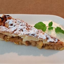 Labstelle - Rhabarber-Streuselkuchen, mit Schlagobers / Rhubarb crumble cake, whipped cream. 2026 04 20. M0.
