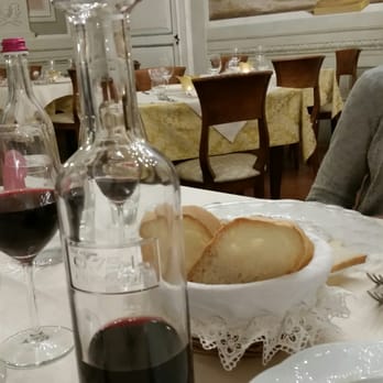 Bacciomeo - Beautiful wine decanters & their bread. - Tuscan Near Me - Palaia, PI