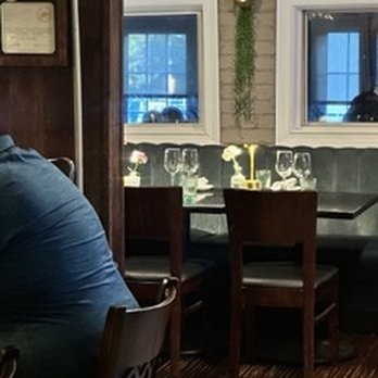 Poor Calvin's - Empty tables as far as the eye can see...yet our table "wasn't ready" for 30 minutes - Asian Fusion Near Me - Atlanta, Georgia