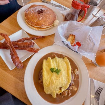 Liliha Bakery - Ala Moana - Breakfast & Brunch Near Me - Honolulu, Hawaii