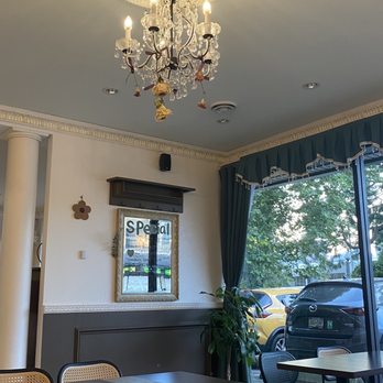 1003 Brunch & Dessert - Interior - Breakfast & Brunch Near Me - Burnaby, British Columbia