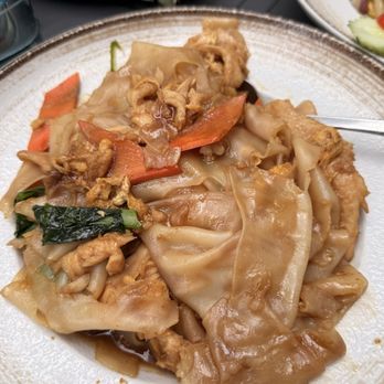 Hey Thai - Drunken Noodle (Chicken) ($15) - Thai Near Me - New York, New York