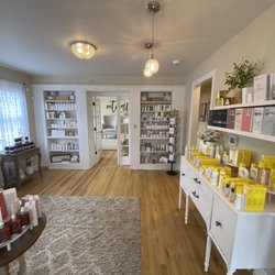 Blossom Spa Retreat - Waiting area and shop