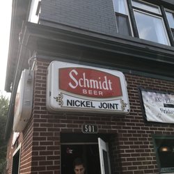 Nickel Sports Bar - Bar entrance