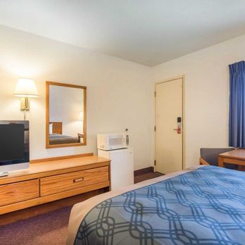 Econo Lodge - Hotels Near Me - Saint Albans, Vermont