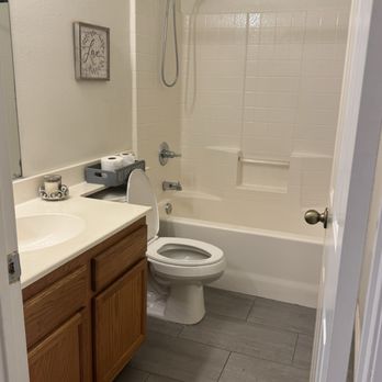 Crecia's Cleaning Services - Bathroom - Home Cleaning Near Me - Moreno valley, California Crecia's Cleaning Services - Bathroom - Home Cleaning Near Me - Moreno valley, California