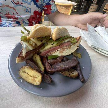 Hartman's Distilling - Steak sandwich - Cocktail Bars Near Me - Buffalo, New York
