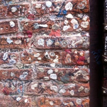Casa di Giulietta - Love notes on gum? .... Ummm ok... Only in Italy lol - Museums Near Me - Verona, VR