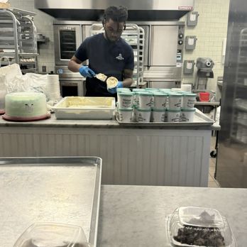 Magnolia Bakery - Filling those cups with banana pudding. - Bakeries Near Me - Chicago, Illinois Magnolia Bakery - Filling those cups with banana pudding. - Bakeries Near Me - Chicago, Illinois