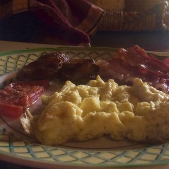 Alpenhorn Bed & Breakfast - Delicious scrambles eggs, bacon doused with maple syrup and potatoes - Big Bear Lake, CA
