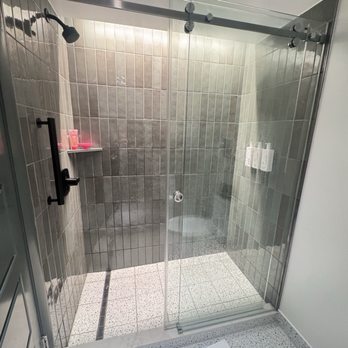 Rosen Plaza - Great bathroom (no shower curtain ) - Hotels Near Me - Orlando, Florida Rosen Plaza - Great bathroom (no shower curtain ) - Hotels Near Me - Orlando, Florida