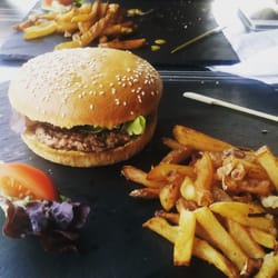 Bistro Burger - Burger italien : steak français pancetta mozza sauce pesto et frites maison  et pain dune boulangerie de fenouillet