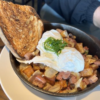 Thirsty Lion - Corned Beef Hash (brunch menu) - American Near Me - Dallas, Texas