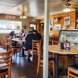Zeller's Bar and Grill - Interior from my corner 4 top. Booth seating around to the right (8/30/24).