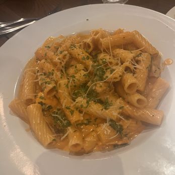 Buddy V's Ristorante - Chicken Rigatoni alla Vodka !! Soooo good .....don't forget the red pepper flakes for a little heat!! - Italian Near Me - Las Vegas, Nevada