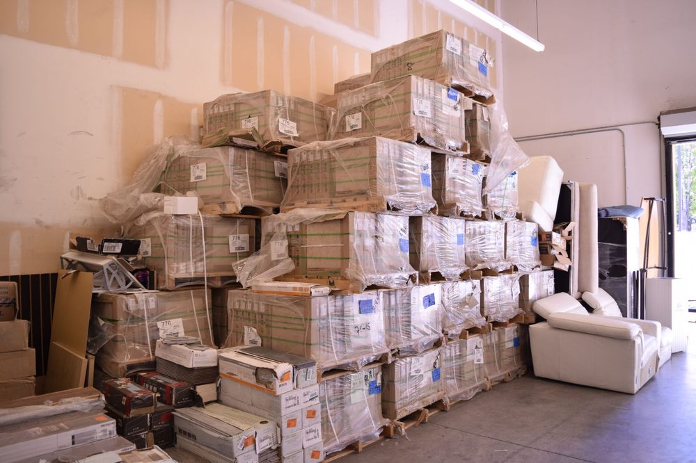 BORDER VILLAGE OUTLET Updated August 2024 12 Photos 4630 Border