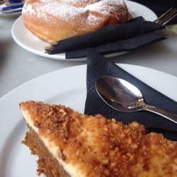 Es Llonguet - Tarta de Zanahoria y ensaimada de fondo