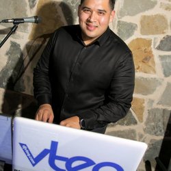 Vida Weddings + Events - Dj Vteq rockin' the party