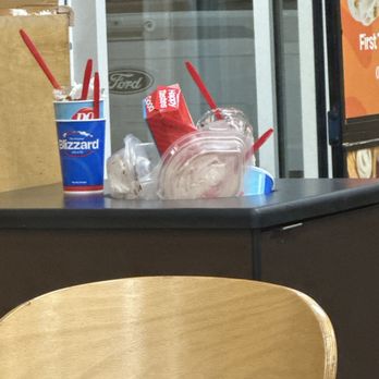 Dairy Queen Grill & Chill - Overflowing trash can. - Ice Cream & Frozen Yogurt Near Me - Uniontown, Ohio