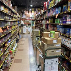 Keemat Grocers - Stuff left in the aisle