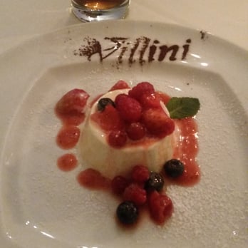 Villini - Panacotta mit Beeren - Italian Near Me - Germering, BY