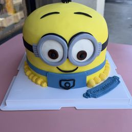 Minion cake Minion cake