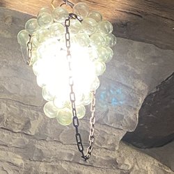 Auberge la Beursaudière - Grape light fixture