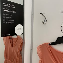 Express Factory Outlet - Fitting rooms