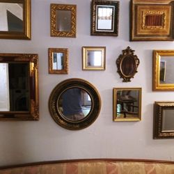 Armadillo Hotel - Wall of mirrors in common area downstairs