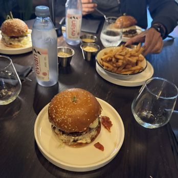 Le Rond Burgers - Burgers Near Me - Miami Beach, Florida