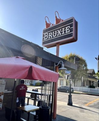 Bruxie by null