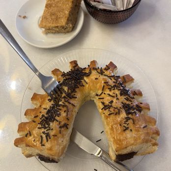Confiteria Dominga - Chocolate horseshoe and tapa - Bakeries Near Me - Noia, C