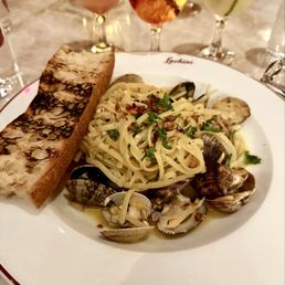 Linguine with clams Linguine with clams