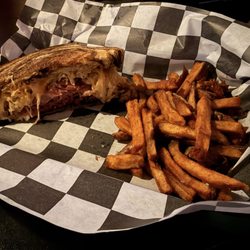 Dundee's Place - Reuben and fries