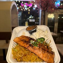 Que Dice - Salmon yakisoba +mac +rice w/ side of infamous spicy sauce