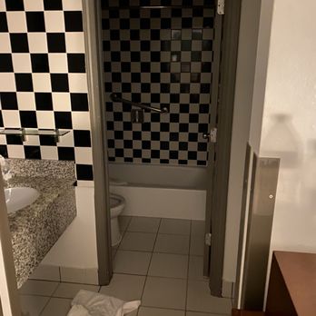 Best Western River North Hotel - Bathroom - Hotels Near Me - Chicago, Illinois Best Western River North Hotel - Bathroom - Hotels Near Me - Chicago, Illinois