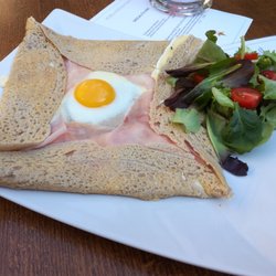 Veselá Kozička - Galette se sýrem Gouda 48% šunka nejvyšší jakosti a vejce z podestýlky. Mix listových salátů.
