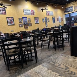 Mojo Bar-B-Que - Lots of seating