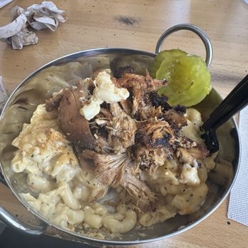 The Oink Joint Zebulon - Delicious Macaroni and cheese bowl with chicken - Barbeque Near Me - Zebulon, Georgia