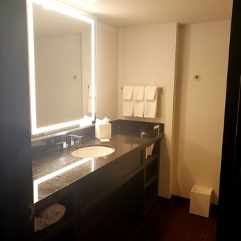 Hilton Miami Downtown - Bathroom. I love spacious sink tops. - Hotels Near Me - Miami, Florida Hilton Miami Downtown - Bathroom. I love spacious sink tops. - Hotels Near Me - Miami, Florida