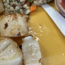 Mainely Seafood - Raw, undercooked Scallops, that were poorly prepared. Gritty with sand in each bite.